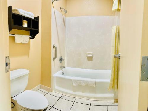 Weston Inn & Suites tesisinde bir banyo