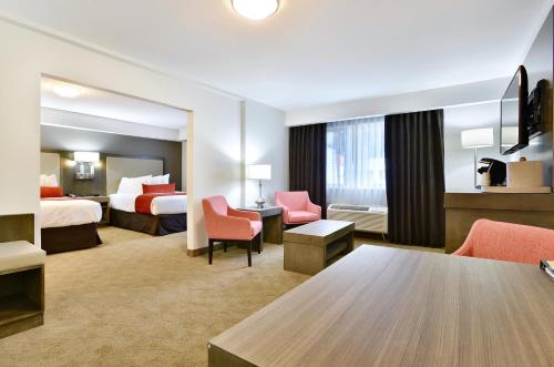 a hotel room with two beds and a table and chairs at Best Western Cowichan Valley Inn in Duncan