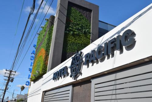 un edificio con una pianta sul lato di Hotel Pacific a Tijuana