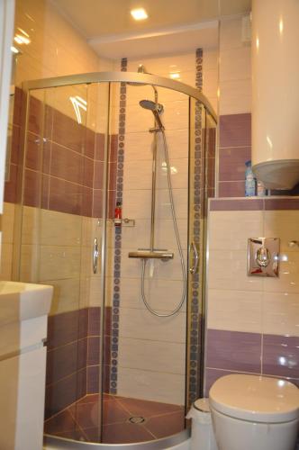 een badkamer met een douche en een toilet bij City apartment Varna in Varna