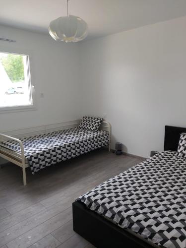 une chambre avec un lit, un canapé et une fenêtre dans l'établissement La Goulette du Vary, à Commes