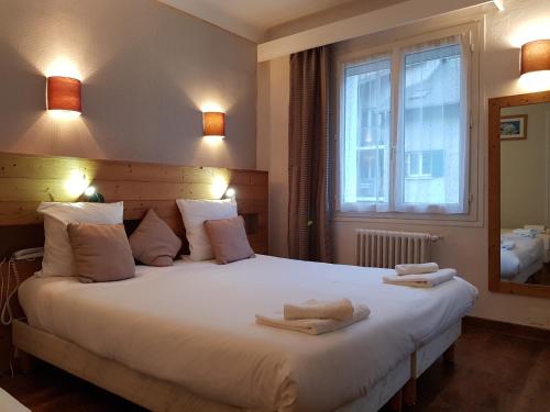 Un pat sau paturi într-o cameră la Savoy Hotel & Restaurant