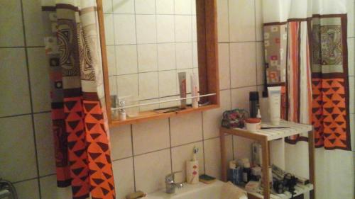 La salle de bains est pourvue d'un lavabo et d'un miroir. dans l'établissement Maison créole, côté plage Bel emplacement, à Port-Louis
