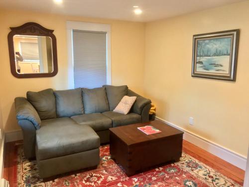Χώρος καθιστικού στο Newly Renovated 3BR Hudson Valley House