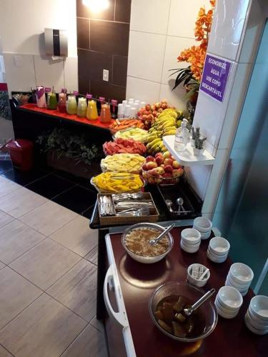 een buffet met bananen en andere gerechten op tafel bij Pousada Santa Catarina in Cachoeira Paulista