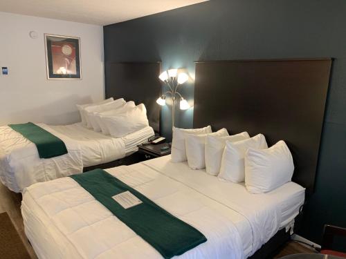 Ένα ή περισσότερα κρεβάτια σε δωμάτιο στο @ Michigan Inn & Lodge
