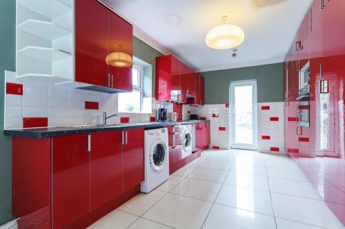 Dapur atau dapur kecil di Shirley House 1, Guest House, Self Catering, Self Check in with smart locks, use of Fully Equipped Kitchen, Walking Distance to Southampton Central, Excellent Transport Links, Ideal for Longer Stays