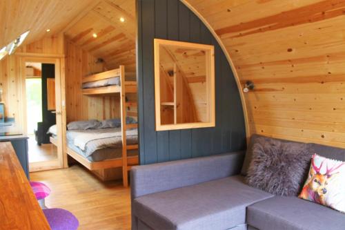 Llit o llits en una habitació de Cairnfold Cabins