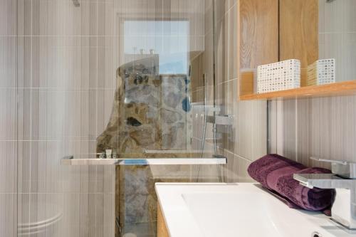 Ванная комната в PJ - Dine on the Balcony at a Sleek Writer’s Loft and enjoy the view