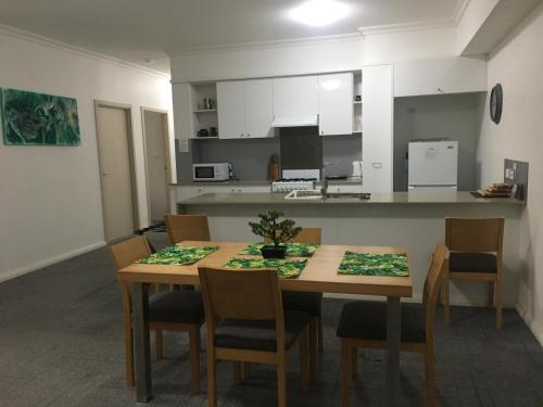 Η κουζίνα ή μικρή κουζίνα στο Morisset Serviced Apartments