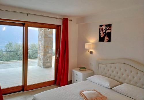Postel nebo postele na pokoji v ubytování Appartamenti Villa Vagne by Gardadomusmea