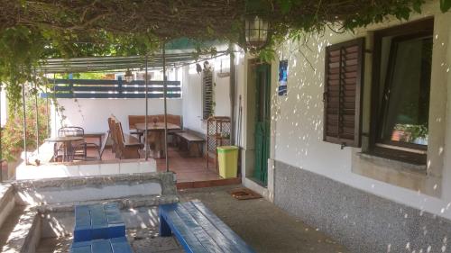 uma casa com piscina no quintal em PAPE PUNAT apartmani i sobe em Punat