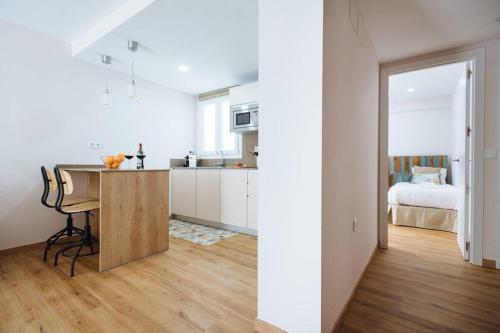 Hostly Sol 2bdr flat with patio in Seville center