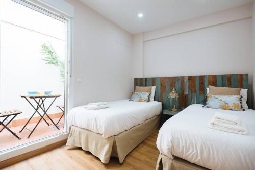 Hostly Sol 2bdr flat with patio in Seville center