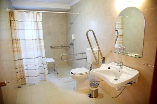 ein Badezimmer mit Toilette und Waschbecken in der Unterkunft Solar de Alqueva in Reguengos de Monsaraz