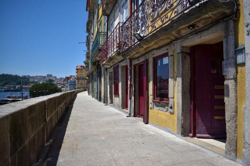 Gallery image of Muralha da Barca Apartamentos RNAL nº13939 Al,5848 Al, 6419 AL-Chamada para a rede móvel nacional in Porto