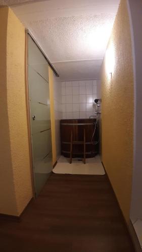 a hallway leading to a bathroom with a bath tub at Ferien in Sachsen in Bischofswerda