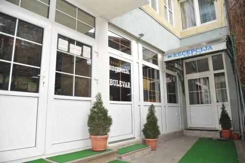 La fachada o entrada de Bulevar
