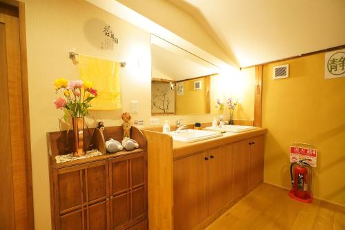 宇治的住宿－Uji Tea Inn，一间带水槽和镜子的浴室