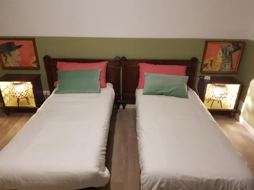 duas camas sentadas uma ao lado da outra num quarto em RESIDENZE AI SALVI em Verona