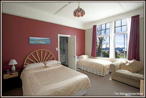 Кровать или кровати в номере The Station House Motel