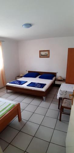 Postel nebo postele na pokoji v ubytování APARTMAN PAVE & ILIJA jr