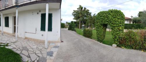 uma estrada ao lado de uma casa com uma cerca verde em RESIDENZE AI SALVI em Verona