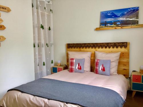 Un pat sau paturi într-o cameră la Appartement - Terrasse "L' orée des monts" - Loudenvielle location