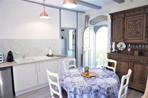 聖西爾克拉波皮的住宿－gite du tourneur，厨房配有桌椅和水槽。