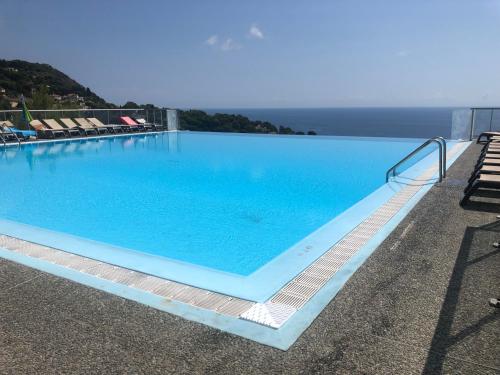 Bazén v ubytování Viangella - Dramatic sea view! Top floor 2km to Monaco nebo v jeho okolí