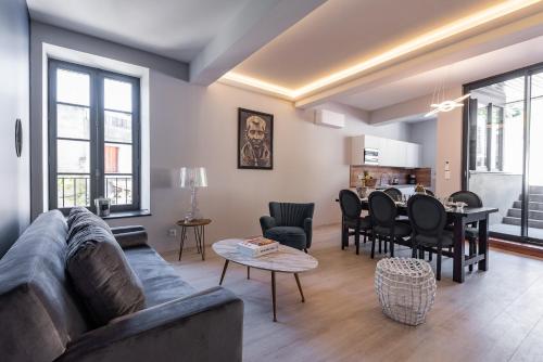 un salon avec un canapé et une table dans l'établissement La terrasse de La Tour Pinte., à Carcassonne