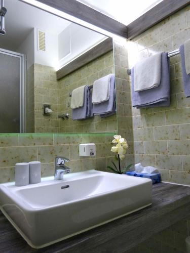 a bathroom with a white sink and a mirror at Hotel Wurms in Düsseldorf