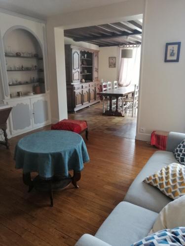 un salon avec une table et une salle à manger dans l'établissement Gîte Pierre et Marie, à Mellecey