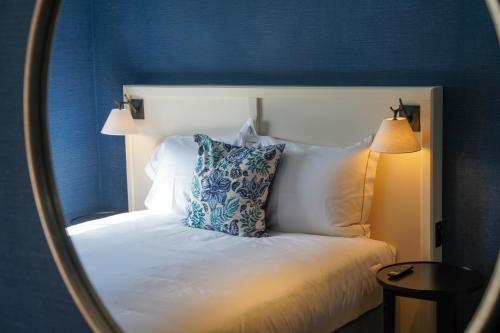 a mirror reflection of a bed in a bedroom at Fletcher Hotel-Restaurant De Oude Gevangenis-Alkmaar in Alkmaar