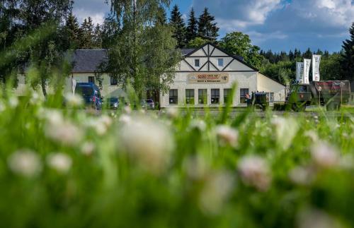 ein großes weißes Gebäude mit Blumen davor in der Unterkunft Sporthotel Glück Auf Mönchenfrei in Brand-Erbisdorf