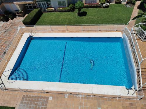 una vista aérea de una piscina en Lido Beachfront, en Torremolinos