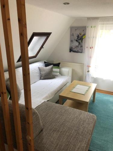 un soggiorno con letto e tavolo di Ferienhaus zentral & grün a Lipsia