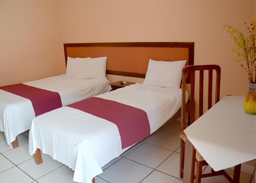 Un pat sau paturi într-o cameră la Agualinda Hotel