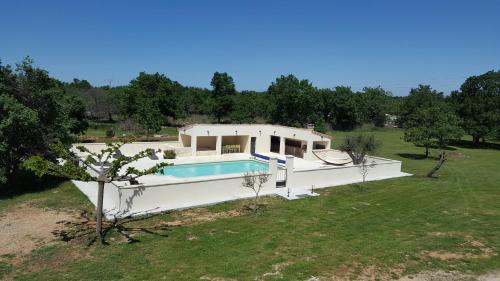 une vue aérienne d'une maison avec piscine dans l'établissement Gîte 