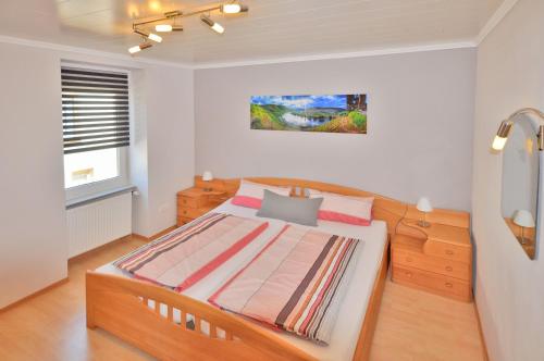 Schlafzimmer mit einem Bett und einem Fenster in der Unterkunft Fewo Steck in Bruttig-Fankel