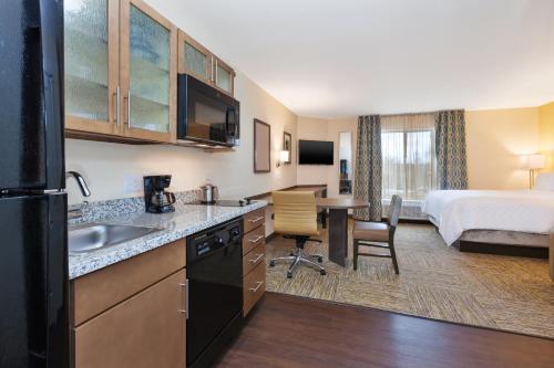 Кровать или кровати в номере Candlewood Suites Louisville - NE Downtown Area, an IHG Hotel
