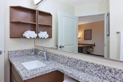 Ванная комната в Candlewood Suites Louisville - NE Downtown Area, an IHG Hotel