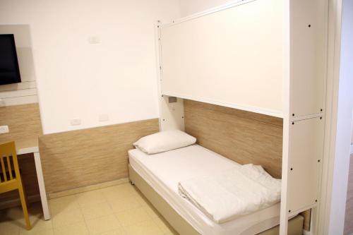 A bed or beds in a room at HI - Massada Hostel