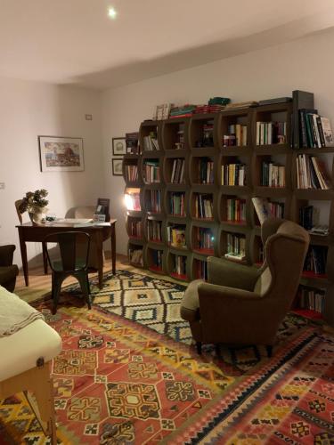 uma sala de estar com biblioteca com estantes em BIO & B - ITALYKE em Viterbo