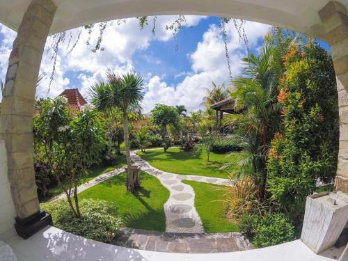 Сад в Uluwatu Breeze Village