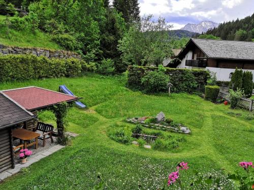 una vista aérea de un patio con jardín en Gästehaus Kayetan, en Klais