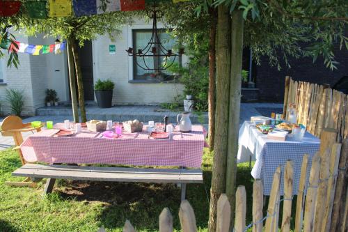 a pink table with food on it in a yard at Villa Saffels Nest in Lochristi