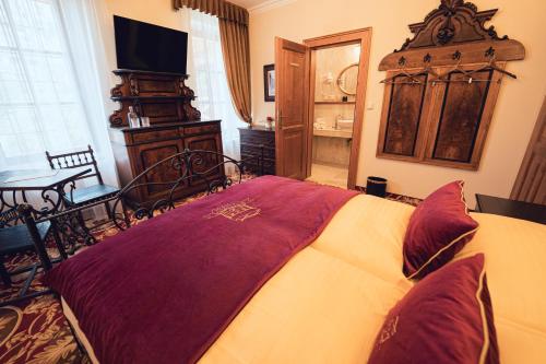 Postel nebo postele na pokoji v ubytování Hotel Svatojánský Dvůr
