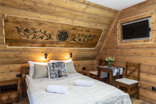 Tempat tidur dalam kamar di Willa Góralski Styl