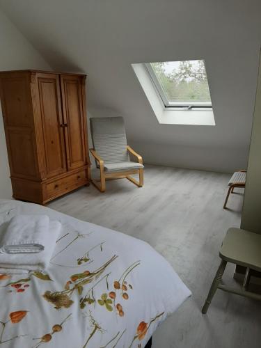 una camera da letto con un letto, una sedia e una finestra di Vakantiewoning Het Olietunnetje a Ovezande